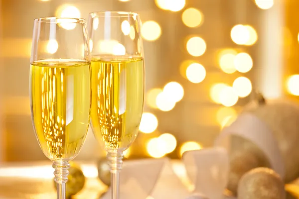 Due bicchieri di champagne su una tavola di Natale — Foto Stock