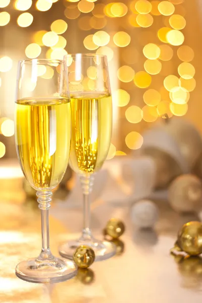 Келихи шампанського в переддень Різдва — стокове фото
