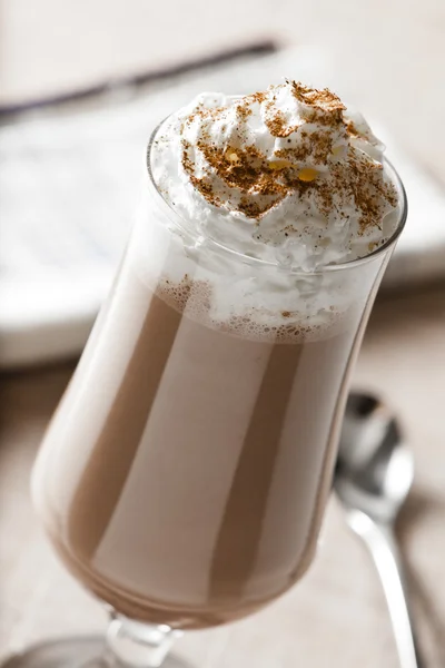 Batido de leite de chocolate com chantilly — Fotografia de Stock
