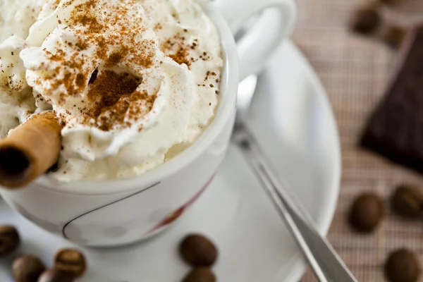 Kahve Kupası çırpılmış krema ve tatlılar — Stok fotoğraf