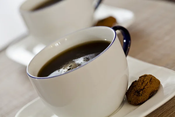 Tasses à café et biscuits — Photo