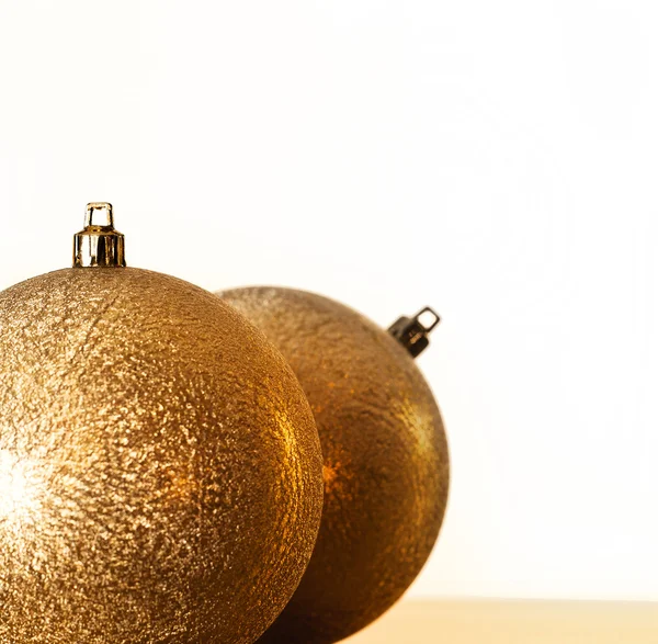 ลูกบอลคริสต์มาสสีทอง — ภาพถ่ายสต็อก