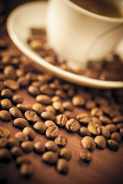 Чашка кофе и бобы крупным планом — стоковое фото
