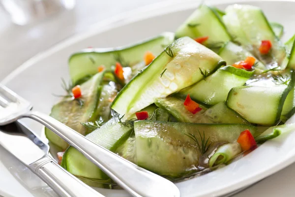Огірки і перець салат — стокове фото