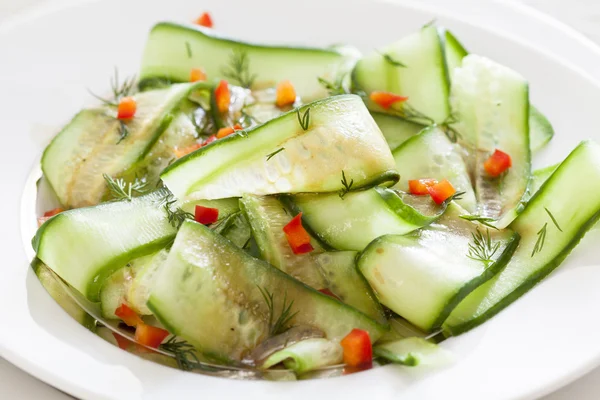 Свіжі огірки і перець салат — стокове фото