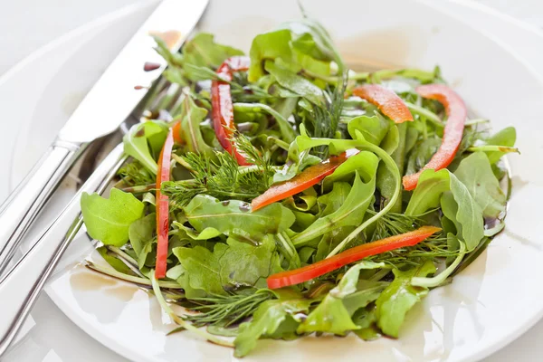 Зеленый салат с красным перцем — стоковое фото