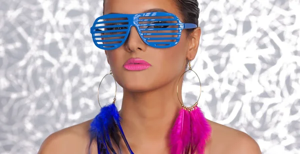 쓰레기 여자 분홍색 파란색 줄무늬 안경 스톡 사진