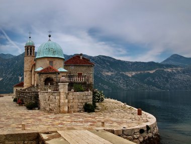 Kilise bir göl kenarında