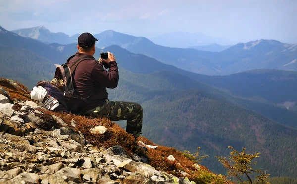 นักท่องเที่ยวในภูเขา — ภาพถ่ายสต็อก