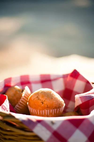 Muffin en una cesta — Foto de Stock