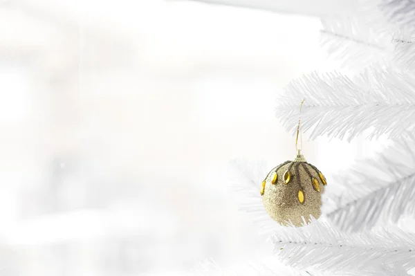 Bola de oro en el árbol de Navidad —  Fotos de Stock