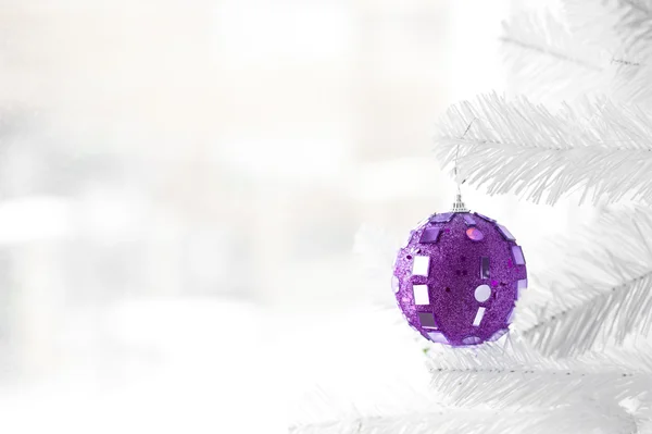 Фиолетовая безделушка на елке — стоковое фото