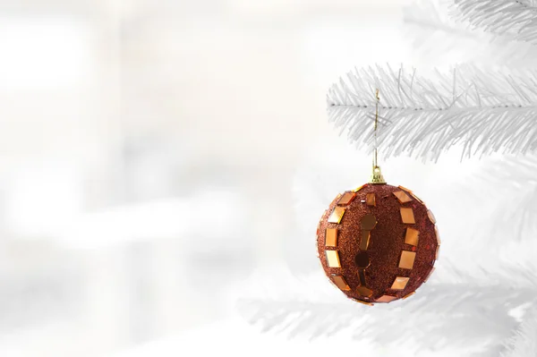 Oranje bauble op kerstboom — Stockfoto