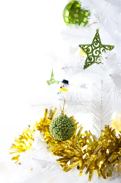 Detalhe de uma árvore de Natal decorada — Fotografia de Stock