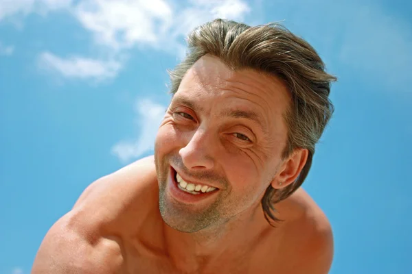 Omul amuzant împotriva cerului albastru — Fotografie, imagine de stoc