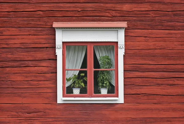 Fenêtre mignonne sur le mur rouge Image En Vente