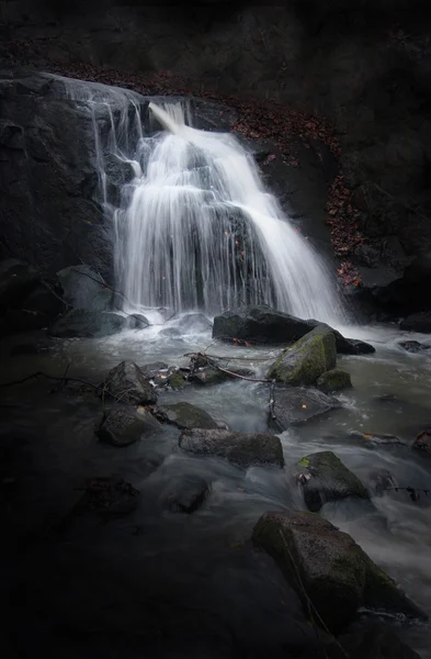 Geheimnisvoller Wasserfall lizenzfreie Stockbilder