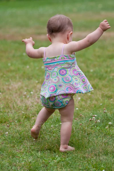Baby first steps — Stock Photo, Image