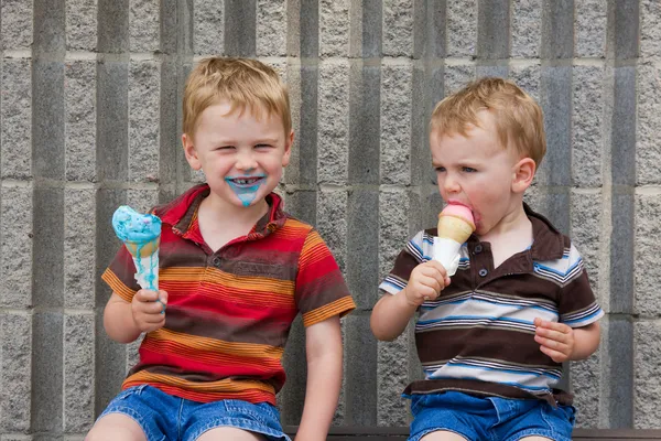 Comer helado — Foto de Stock