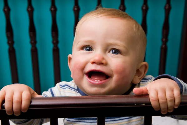 Мальчик в детской кроватке — стоковое фото