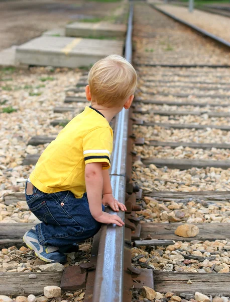 Jongen spelen op het goede spoor — Stockfoto