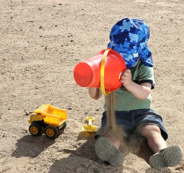Playing in dirt — Stock Photo, Image