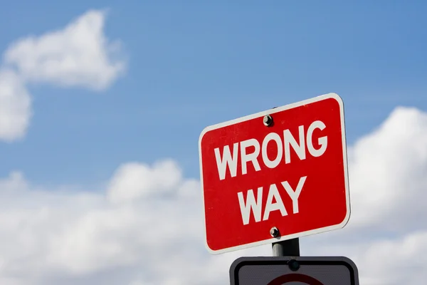 Yanlış bir yol işareti — Stok fotoğraf