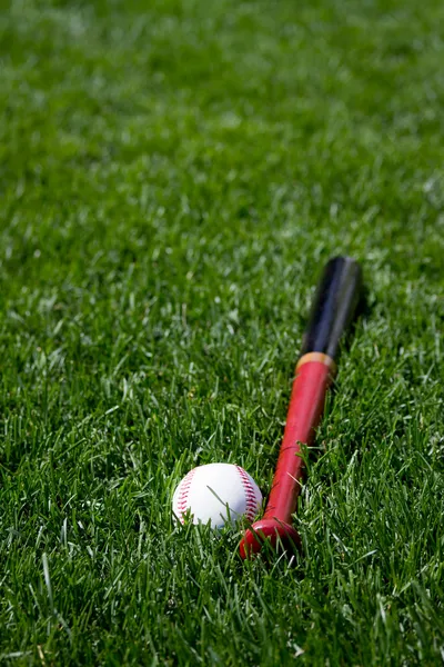 Бейсбол и бита — стоковое фото