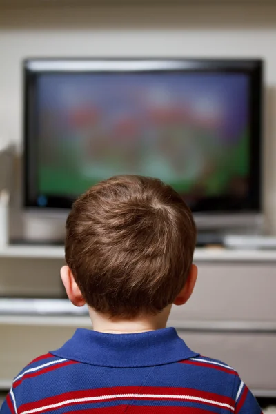 Мальчик смотрит телевизор Стоковая Картинка