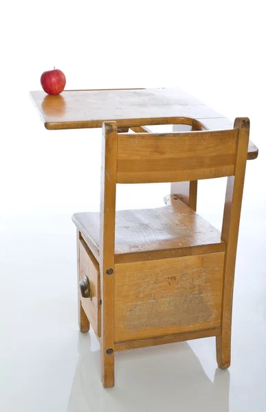 Skrivbord i klassrummet — Stockfoto