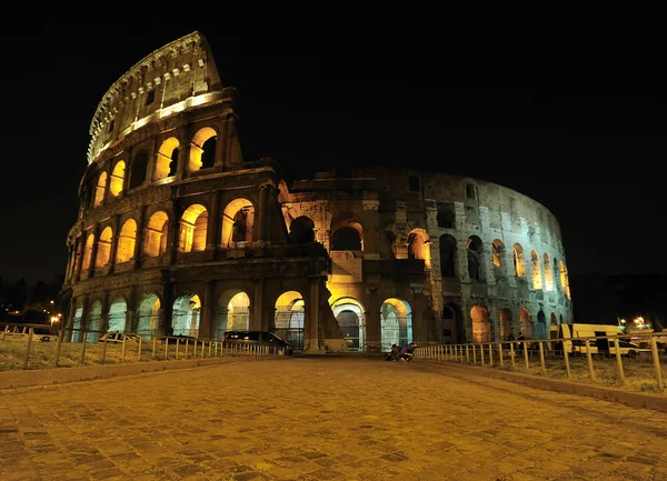 Amfitheater in de nacht, rome — Stockfoto