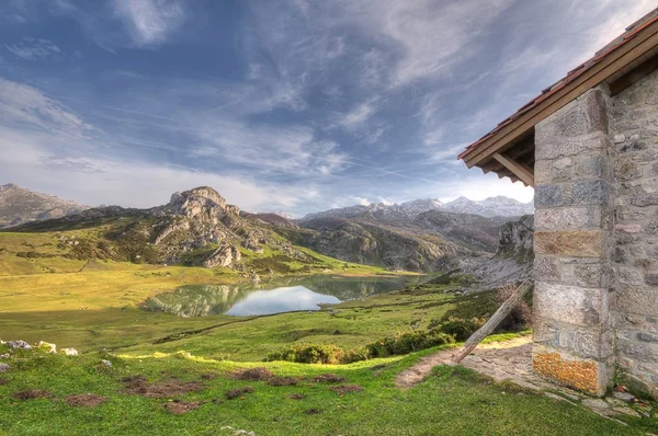 Casa Rural en el Lago Ercina . —  Fotos de Stock