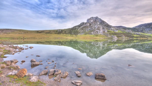 Reflexiones en los Picos de Europa . — Foto de Stock