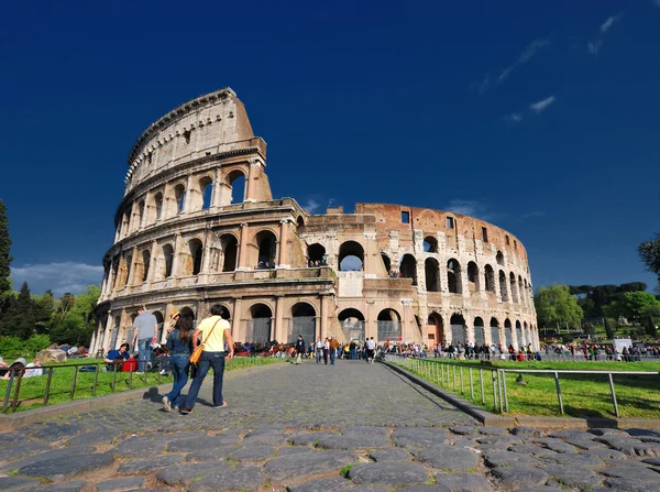 Zwiedzanie Koloseum. — Zdjęcie stockowe