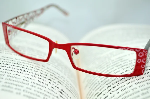 Óculos de sol de leitura — Fotografia de Stock