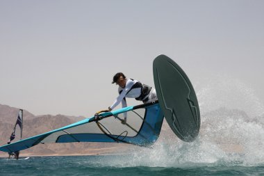 Windsurfer's atlama.