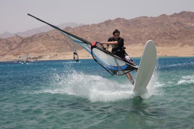 Genç windsurfer.