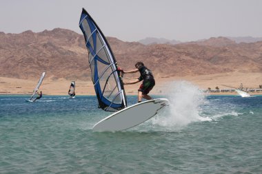 Atla. Genç windsurfer.