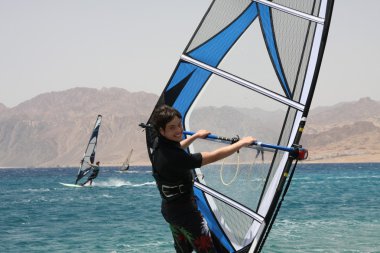 gülümseyen windsurfer.