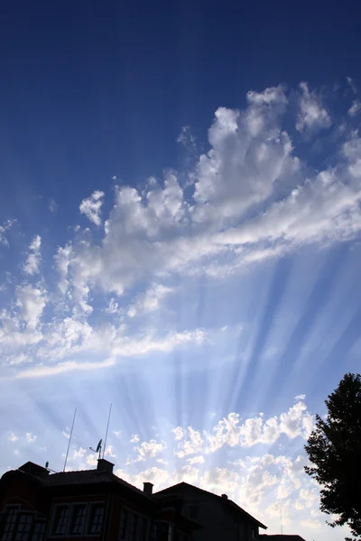 Nuvens e raios ao pôr do sol . — Fotografia de Stock