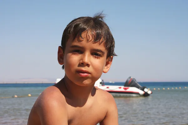 Retrato de menino na praia . — Fotografia de Stock