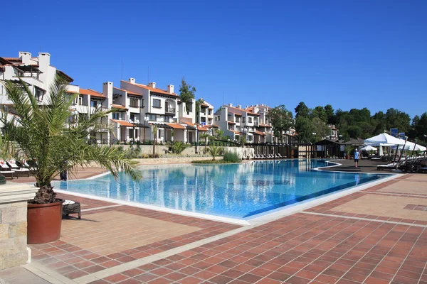Resort. Bina bir havuz çevresinde.