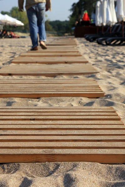 Caminho de madeira na praia . — Fotografia de Stock