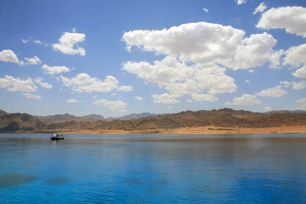 Landskapet i dahab lagunen. Egypten. Röda havet. solig dag. — Stockfoto