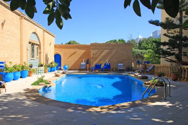 Plavecký bazén v marocké hotelu. Stock Snímky