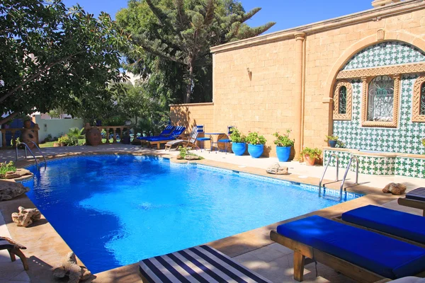 Het zwembad in Marokkaanse villa. Rechtenvrije Stockafbeeldingen