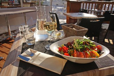 açık hava restoranında hafif bir öğle yemeği. güneşli bir kış günü.