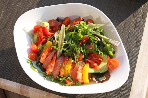 Salade met garnalen, avocado, tomaten en grapefruit. — Stockfoto