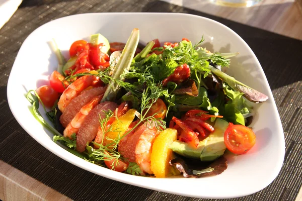 Salad with shrimps, avocado and grapefruit. — Stock Photo, Image