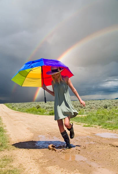 Pige og en regnbue Stock-billede